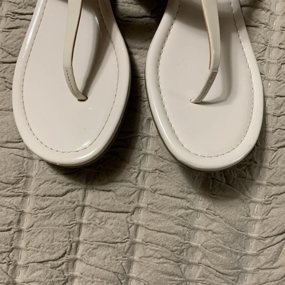 Coach Caterine Women Open Toe Patent Leather Thong Sandal Beige Size 7B - Picture 2 of 13